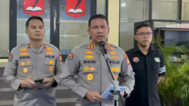 Kabid Humas Polda Metro Jaya, Kombes Pol Budi Hermanto (tengah) di Polda Metro Jaya, Senin (9/2/2026)