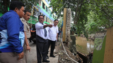 Tinjau Pasar Cipulir Pasca Banjir, Rano Karni Pastikan Perbaikan Selesai Sebelum Puasa