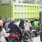 Truk Mundur Tak Kuat Menanjak di Ciracas, Tabrak Dua Mobil dan Sepeda Motor