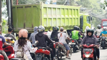 Truk Mundur Tak Kuat Menanjak di Ciracas, Tabrak Dua Mobil dan Sepeda Motor