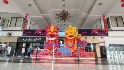 Sambut Imlek, KAI Daop 8 Hias Stasiun Gubeng dengan Barongsai dan Lampion