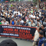 Ribuan Buruh dan Petani Tembakau Demo di Kantor Bupati Pamekasan, Tuntut Cukai Diturunkan