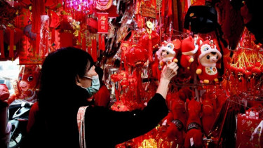 Berita Foto: Berburu Pernak-Pernik Imlek, Warga Ramaikan Jalan Pancoran Glodok