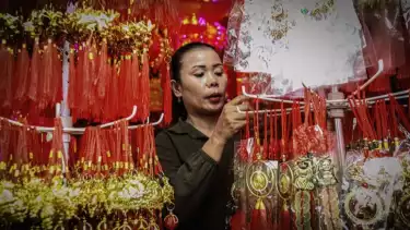 Berita Foto: Berburu Pernak-Pernik Imlek, Warga Ramaikan Jalan Pancoran Glodok