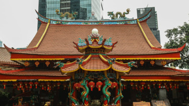 Berita Foto: Persiapan Imlek, Umat Tionghoa Rawat Rupang di Wihara Amurva Bhumi