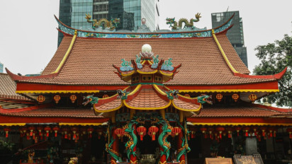 Berita Foto: Persiapan Imlek, Umat Tionghoa Rawat Rupang di Wihara Amurva Bhumi