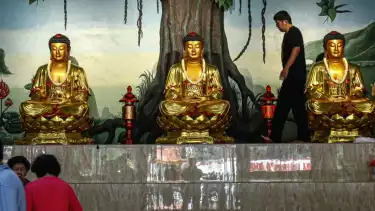 Berita Foto: Persiapan Imlek, Umat Tionghoa Rawat Rupang di Wihara Amurva Bhumi