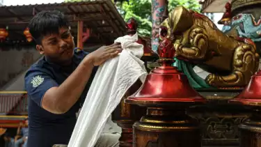 Berita Foto: Persiapan Imlek, Umat Tionghoa Rawat Rupang di Wihara Amurva Bhumi