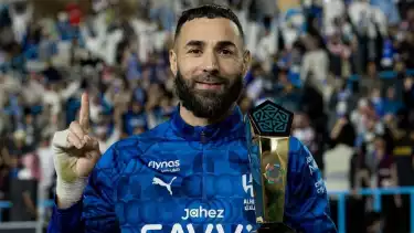 Karim Benzema saat mendapat trofi Man of the Match usai laga Al Okhdood vs Al Hilal