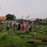 Jelang Puasa Ramadhan Berbondong-bondong Masyarakat Ziarah Kubur, Apakah Diperbolehkan dalam Islam?