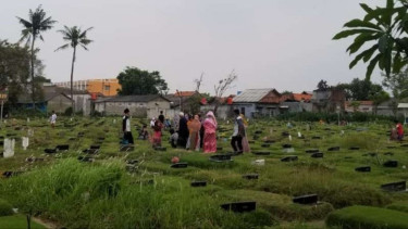 Jelang Puasa Ramadhan Berbondong-bondong Masyarakat Ziarah Kubur, Apakah Diperbolehkan dalam Islam?