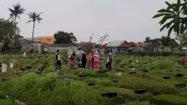 Jelang Puasa Ramadhan Berbondong-bondong Masyarakat Ziarah Kubur, Apakah Diperbolehkan dalam Islam?
