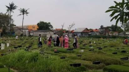 Jelang Puasa Ramadhan Berbondong-bondong Masyarakat Ziarah Kubur, Apakah Diperbolehkan dalam Islam?