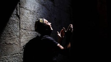 Jangan Langsung Berdiri Setelah Shalat, Baca Doa Pelunas Utang ini kalau Mau Rezeki Semakin Lancar