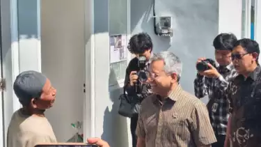 Wamenkeu Suahasil Nazara meninjau program TJSL perumahan dari Special Mission Vehicle (SMV) Kementerian Keuangan yang digelar di Kelurahan Sangkrah, Surakarta, Kamis (12/2/2026).