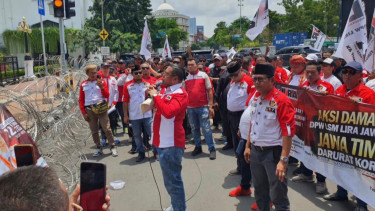 Ratusan Massa LIRA Demo Pemprov Jatim, Tuntut Penuntasan Kasus Dana Hibah