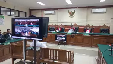 Gubernur Jatim Khofifah Indar Parawansa hadir sebagai saksi tambahan dalam sidang dugaan korupsi dana hibah DPRD Jatim 2019 di PN Tipikor Sidoarjo