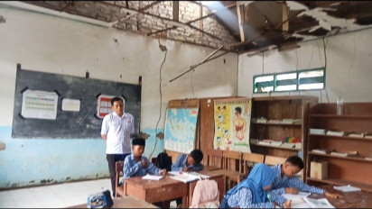 Miris! Siswa SDN Margantoko Sampang Belajar di Kelas Rusak dan Nyaris Ambruk