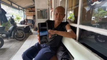 Harus Cuci Darah Setiap Dua Kali Seminggu, Tukang Cukur Rambut di Bandung Cemas BPJS PBI Dinonaktifkan