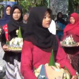 Sambut Ramadan, Ratusan Siswa di Jombang Gelar Pawai Grebek Apem dan Berbagi ke Warga