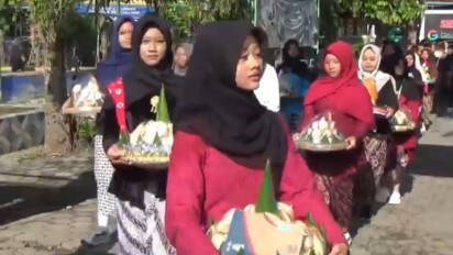 Sambut Ramadhan, Ratusan Siswa di Jombang Gelar Pawai Grebek Apem dan Berbagi ke Warga