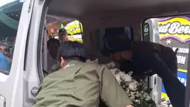Jenazah Pilot Pesawat Smart Air, Egon Erawan tiba di rumah duka di Perumahan Flamboyan Lestari, Rempoa, Ciputat Timur, Kota Tangerang Selatan (Tangsel), Kamis (12/2/2026).