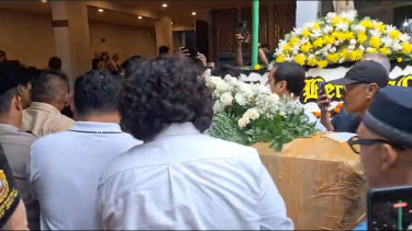 Jenazah Pilot Pesawat Smart Air, Egon Erawan Tiba di Rumah Duka Tangsel