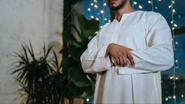 Shalat Kok Tutup Mata, Apakah Sah Ibadahnya?