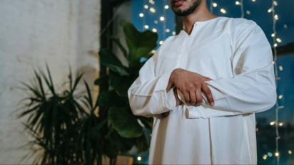 Shalat Kok Tutup Mata, Apakah Sah Ibadahnya?