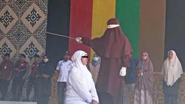 Pasangan Open BO Dihukum Cambuk 25 Kali di Banda Aceh, Ditangkap saat Berduaan di Rumah