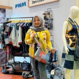 Dari Jeans Bekas ke Pameran Nasional, Begini Perjalanan Erna Merajut Asa Bersama PNM Mekaar