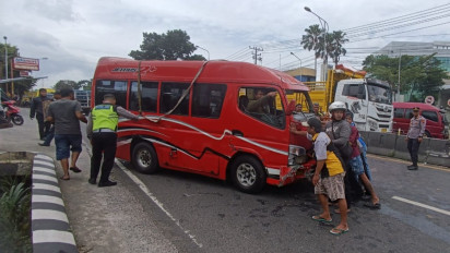Angkutan Kota Terguling di Jalan Semarang - Solo, Penumpang Luka - luka