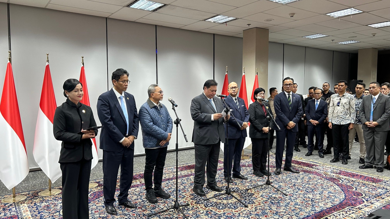 Outlook Indonesia Diperingkat Negatif, Prabowo Perintahkan Menteri Terbuka pada Publik
            - galeri foto