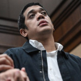 Tangis dan Doa Anak Riza Chalid Usai Dituntut 18 Tahun Penjara: Bismillah, Semoga Allah Lindungi Kita Semua