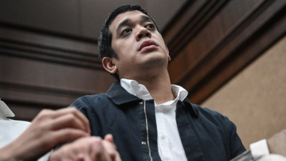 Tangis dan Doa Anak Riza Chalid Usai Dituntut 18 Tahun Penjara: Bismillah, Semoga Allah Lindungi Kita Semua