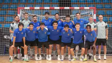 Israr Megantara (tengah bawah) bersama tim futsal Spanyol Burela FS