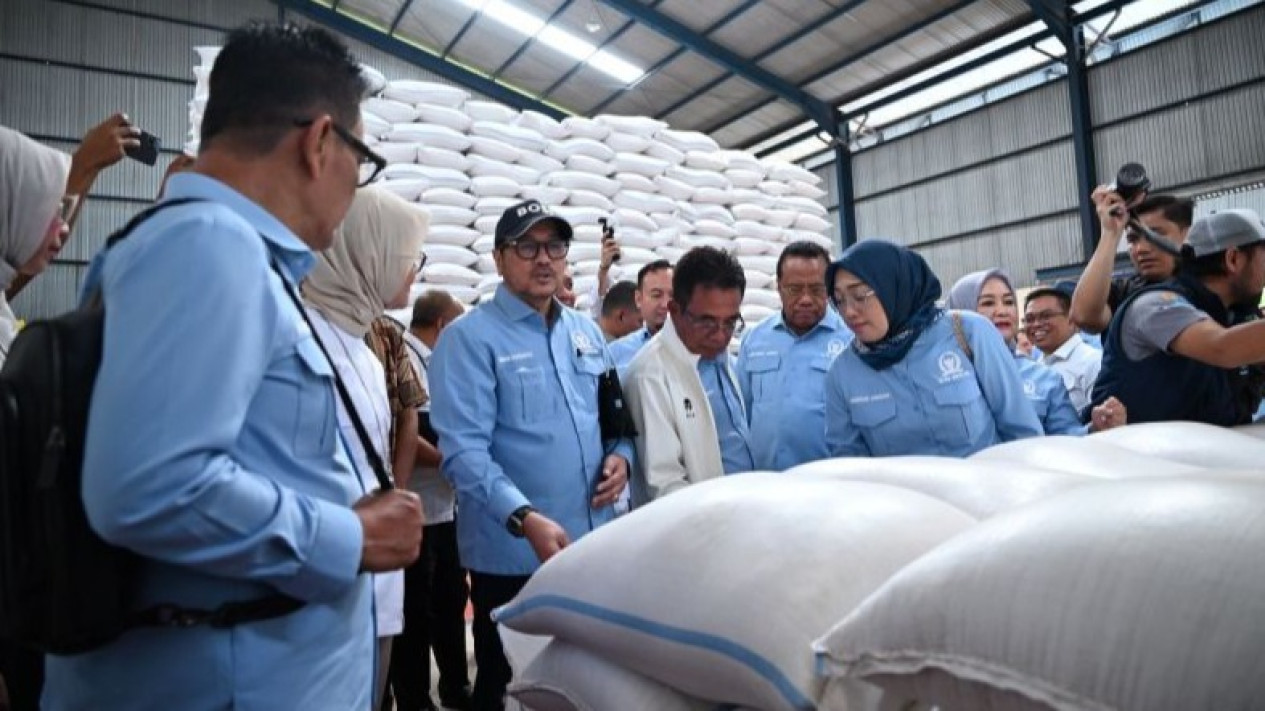DPR Ungkap Stok Beras Nasional Melimpah Jelang Ramadan, tapi Ada Satu Hal yang Bikin Was-was
            - galeri foto