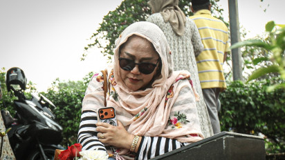 Berita Foto: Menyambut Ramadan, Peziarah Padati TPU Karet Bivak Sejak Pagi