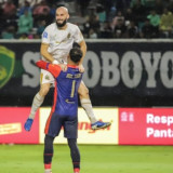 Paul Munster Bongkar Rahasia Kalahkan Persebaya di GBT: Strategi 100 Persen Berhasil!