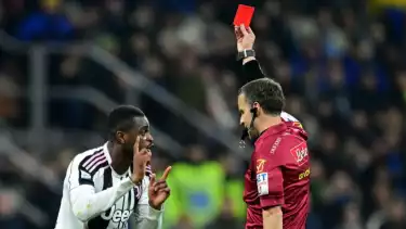 Pierre Kalulu dikartu merah wasit Federico La Penna dalam laga Juventus melawan Inter Milan