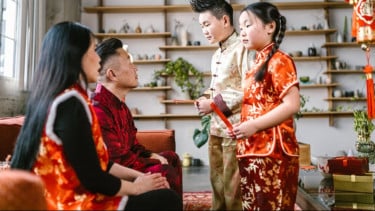 Bolehkah Seorang Muslim Mengucapkan Gong Xi Fa Cai dan Memberikan Angpao?