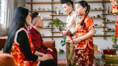 Bolehkah Seorang Muslim Mengucapkan Gong Xi Fa Cai dan Memberikan Angpao?