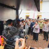 Tinjau Hunian Sementara Korban Bencana di Tapteng, Kapolri-Ketua Komisi IV Salurkan 16 Truk Bantuan Kemanusiaan