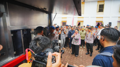 Tinjau Hunian Sementara Korban Bencana di Tapteng, Kapolri-Ketua Komisi IV Salurkan 16 Truk Bantuan Kemanusiaan