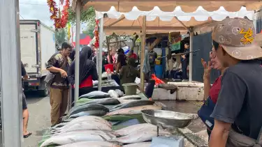 Festival Ikan Bandeng di Kampung Rawa Belong, Jakarta Barat, Minggu (15/2/2026).