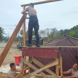 Personel Brimob Polda Sumut Hadir di Tengah Masyarakat, Bantu Pemulihan Pascabencana di Batang Toru