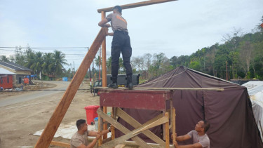 Personel Brimob Polda Sumut Hadir di Tengah Masyarakat, Bantu Pemulihan Pascabencana di Batang Toru