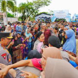 Tinjau Lokasi Huntara, Kapolri dan Ketua Komisi IV Kirim 16 Truk Bantuan untuk Korban Banjir-Longsor di Tapteng