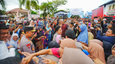Tinjau Lokasi Huntara, Kapolri dan Ketua Komisi IV Kirim 16 Truk Bantuan untuk Korban Banjir-Longsor di Tapteng