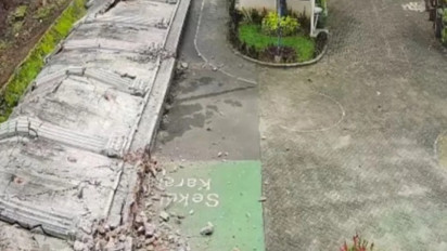 Pascarobohnya Pagar Tembok Samping SMPN 182 Jakarta, Pemilik Bangun Pagar Sementara